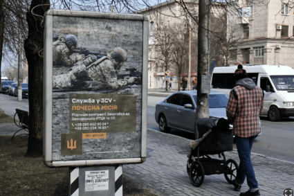 Presa germană rupe tăcerea: Femei împotriva recrutării forțate – Cum ies femeile ucrainene în stradă