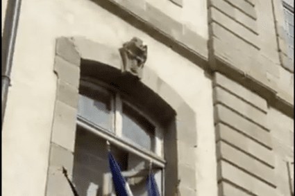 Mesaj clar din Hexagon: „Afară cu drapelele europene din primărie! Faceți loc drapelelor franceze”