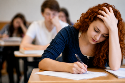 Înapoi la rigoare: Ministrul francez al Educației, criticat pentru impunerea ortografiei și gramaticii la examene