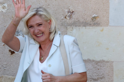 Marine Le Pen hărțuită de trei stângiști: o adevărată încântare pentru presă!